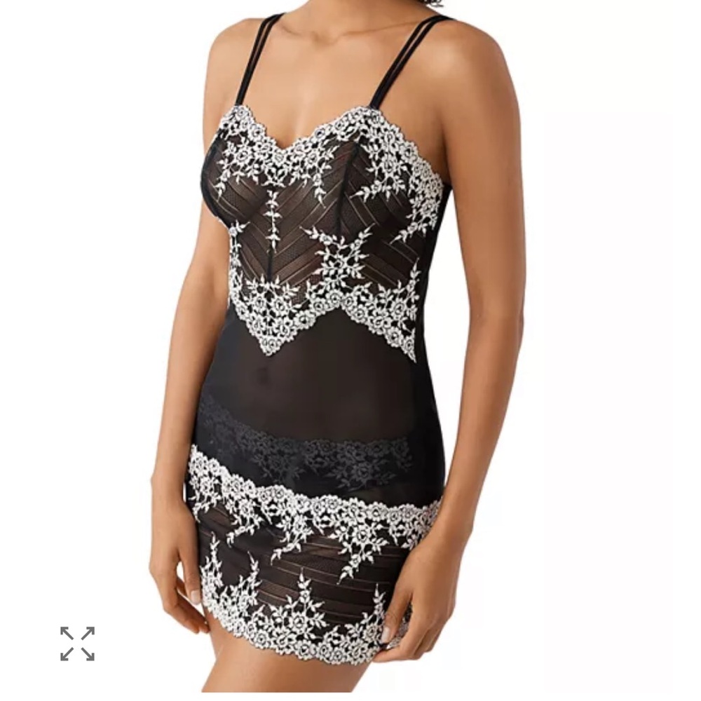 🖤🤍Wacoal🤍🖤 NWT Black/White Embrace Lace Chemise. M. Bonus NWT Robe included!